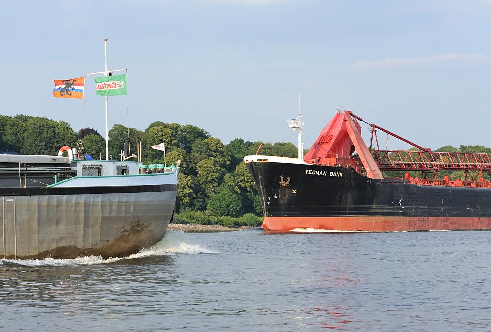 5659 Schiffbug von zwei Frachtschiffen auf der Elbe | Bilder von Schiffen im Hafen Hamburg und auf der Elbe